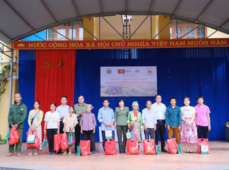 Đại tá Lương Văn Thiểm, Đại tá, BSCKII Lê Thị Minh Nguyệt cùng Giám đốc Lê Xuân Chung Dược phẩm Hoàng Long ViNa trao quà cho các hộ gia đình có hoàn cảnh khó khăn
