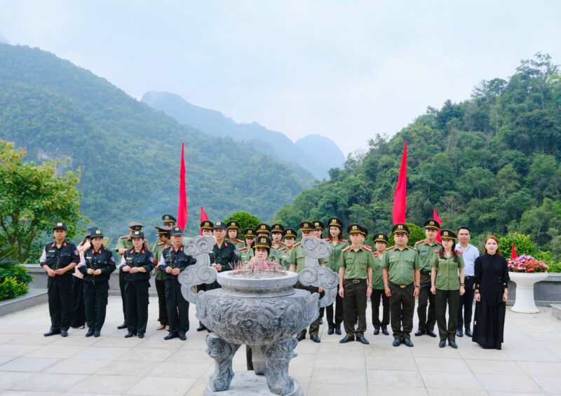 Đoàn công tác Dược phẩm Hoàng Long ViNa cùng Bệnh viện YHCT Bộ Công An đã đến dâng hoa, dâng hương tưởng niệm Chủ tịch Hồ Chí Minh tại Đền thờ trong Khu di tích Quốc gia đặc biệt Pác Bó, xã Trường Hà