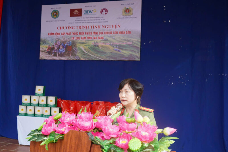Bác sĩ Chuyên khoa II Lê Thị Minh Nguyệt - Phát biểu chương trình tình nguyện khám bệnh cấp phát thuốc miễn phí và tặng quà cho bà con nhân dân