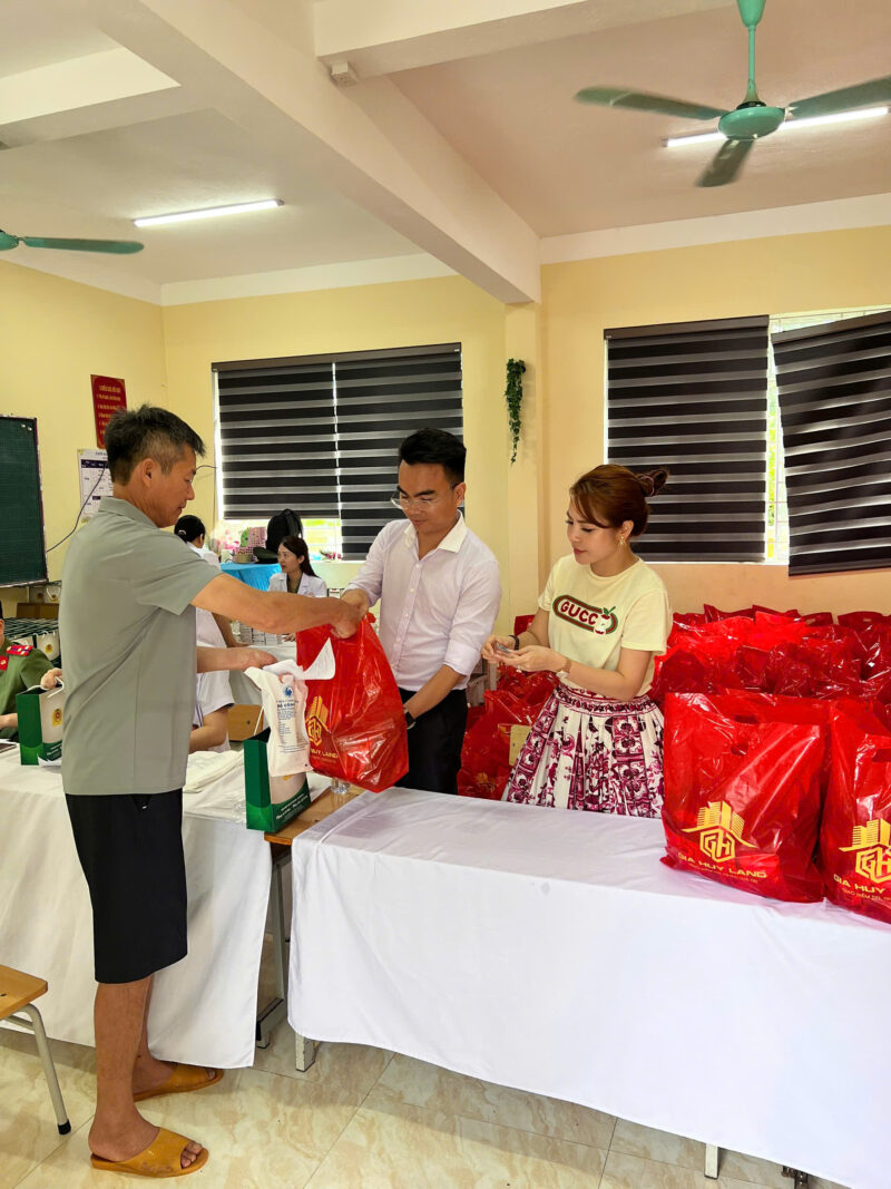 Giám đốc Lê Xuân Chung Dược phẩm Hoàng Long ViNa - Tự tay phát quà cho bà con nhân dân tại xã Lũng Nặm 