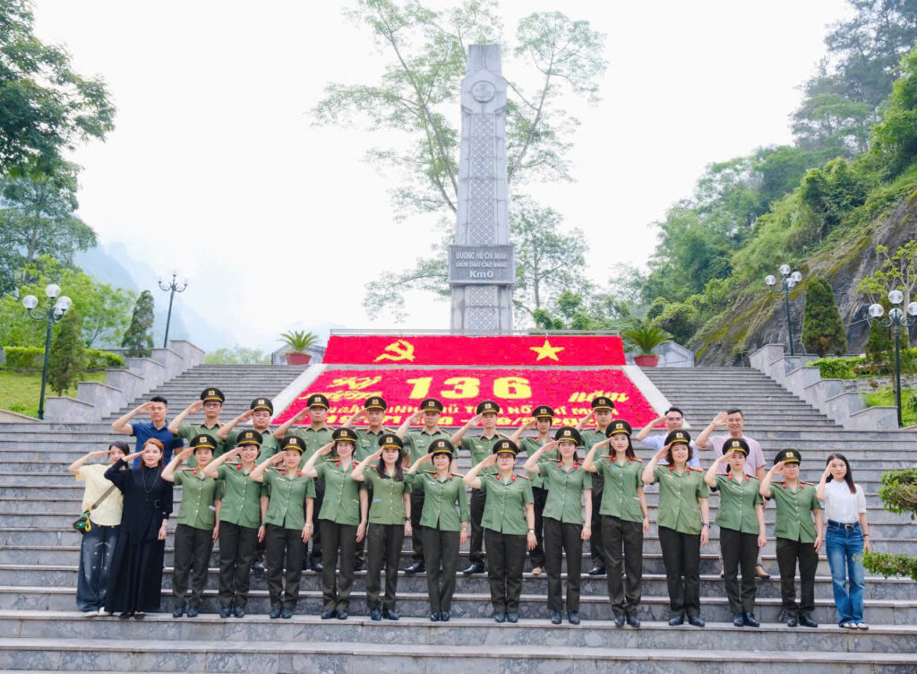 Dược phẩm Hoàng Long ViNa phối hợp Bệnh viện YHCT Bộ Công An – Công an tỉnh Cao Bằng khám bệnh miễn phí tại xã Lũng Nặm 